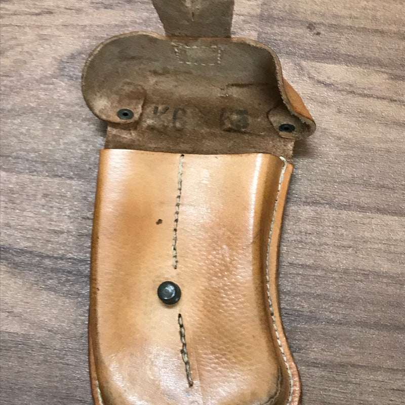 Innenansicht des Vintage-Etuis mit Klappe und Verschlussmechanik.