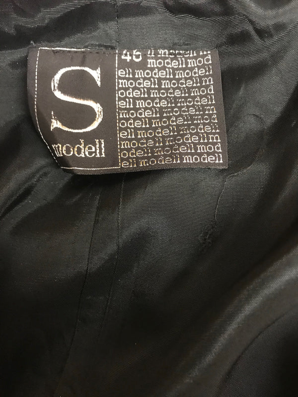 Innenansicht mit schwarzem Futter und Etikett „S Modell“ des Vintage-Maxirocks