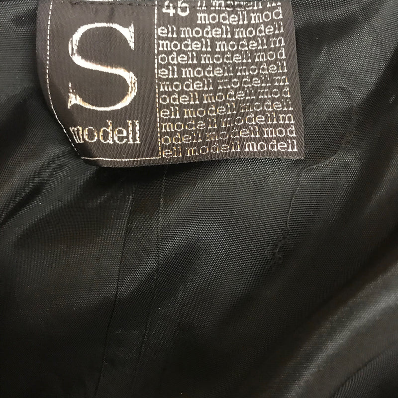 Innenansicht mit schwarzem Futter und Etikett „S Modell“ des Vintage-Maxirocks