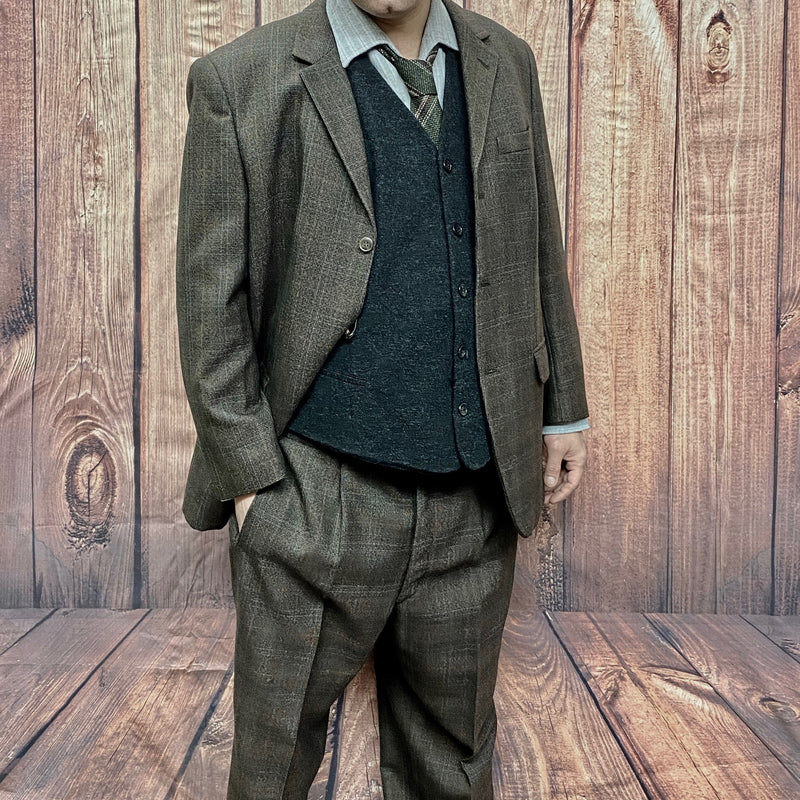 Vintage 20er-Jahre Herren-Outfit Gr. 54 mit braun melierter Bundfaltenhose, dunkelgrauer Weste, Sakko und creme gestreiftem Hemd