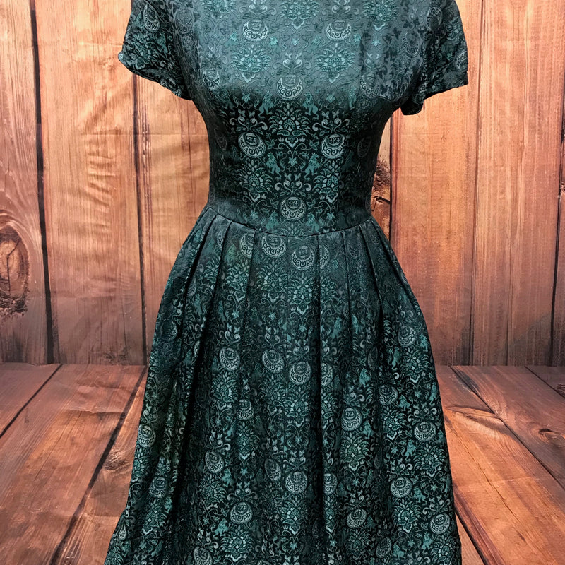 Vorderansicht grünes 50er Jahre Brokatkleid mit kurzem Arm