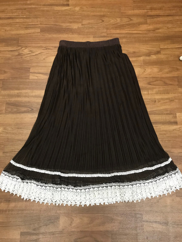 „Vintage 70er Boho Rock braun mit Spitze ausgestellt auf Holzboden fotografiert“