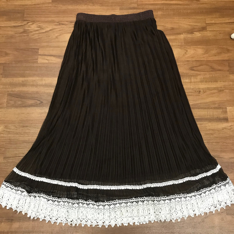 „Vintage 70er Boho Rock braun mit Spitze ausgestellt auf Holzboden fotografiert“