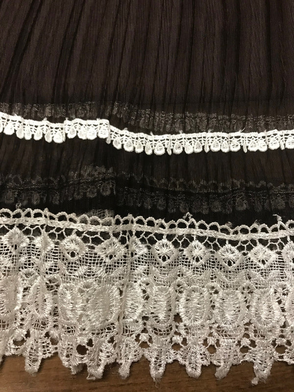 „Detailaufnahme Spitze Vintage Rock 70er braun mit cremefarbener Häkelborte“