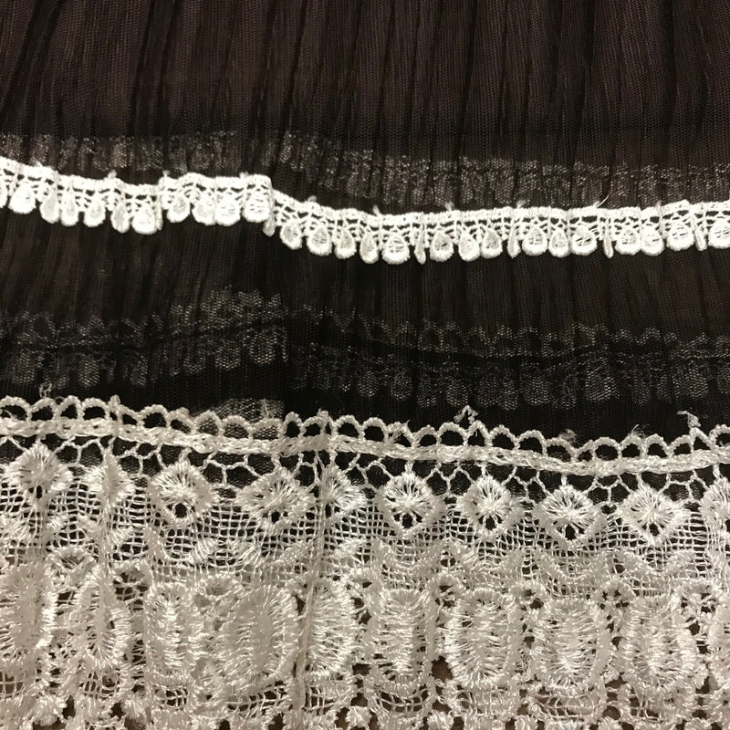 „Detailaufnahme Spitze Vintage Rock 70er braun mit cremefarbener Häkelborte“
