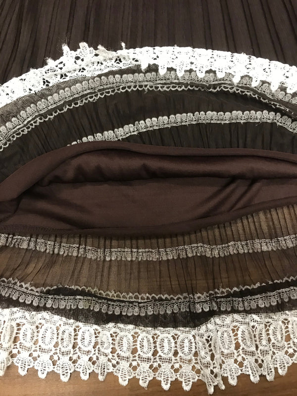 „Innenansicht Vintage Rock 70er Boho Stil braun mit Futter und Spitzenkante“