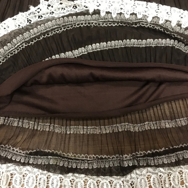 „Innenansicht Vintage Rock 70er Boho Stil braun mit Futter und Spitzenkante“