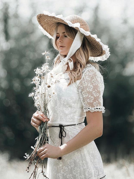 Original Vintage 70er Jahre Maxikleid in Creme mit Spitze, Rüschen und passendem Strohhut, Gr. 36