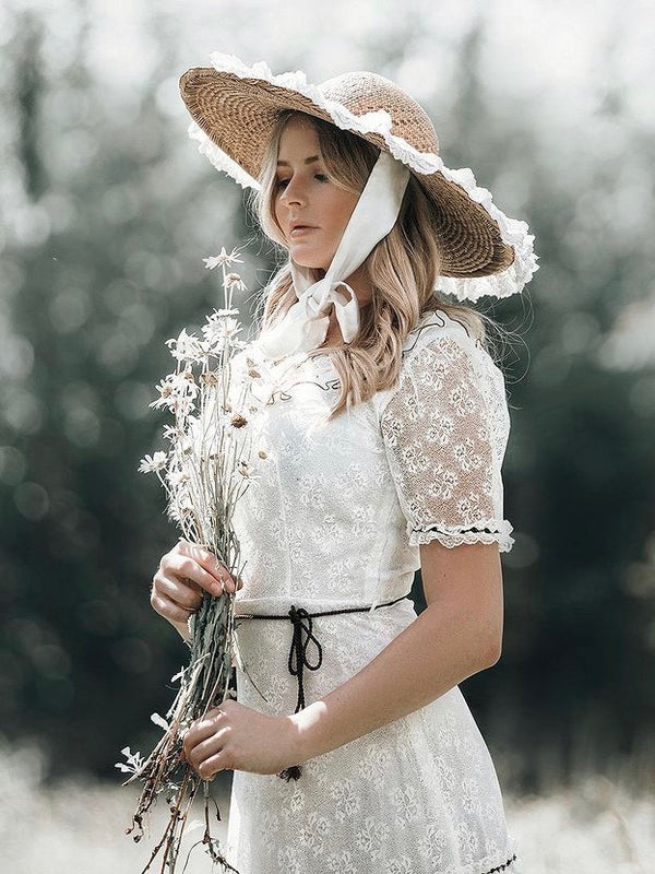Original Vintage 70er Jahre Maxikleid in Creme mit Spitze, Rüschen und passendem Strohhut, Gr. 36