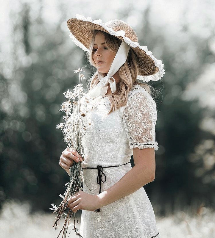 Original Vintage 70er Jahre Maxikleid in Creme mit Spitze, Rüschen und passendem Strohhut, Gr. 36