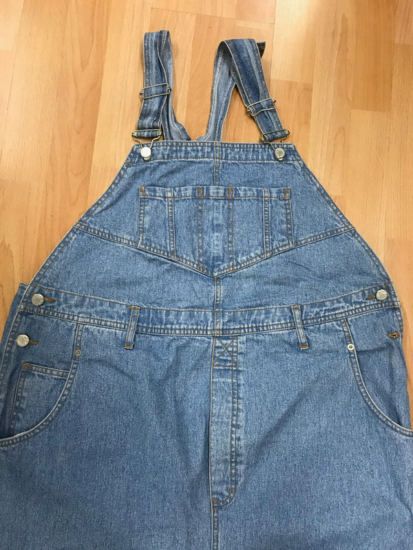 Detailaufnahme Latz mit Brusttasche und Trägern