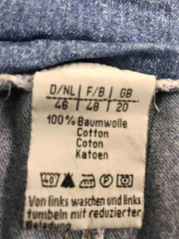 Pflegeetikett mit Größen- und Materialangabe