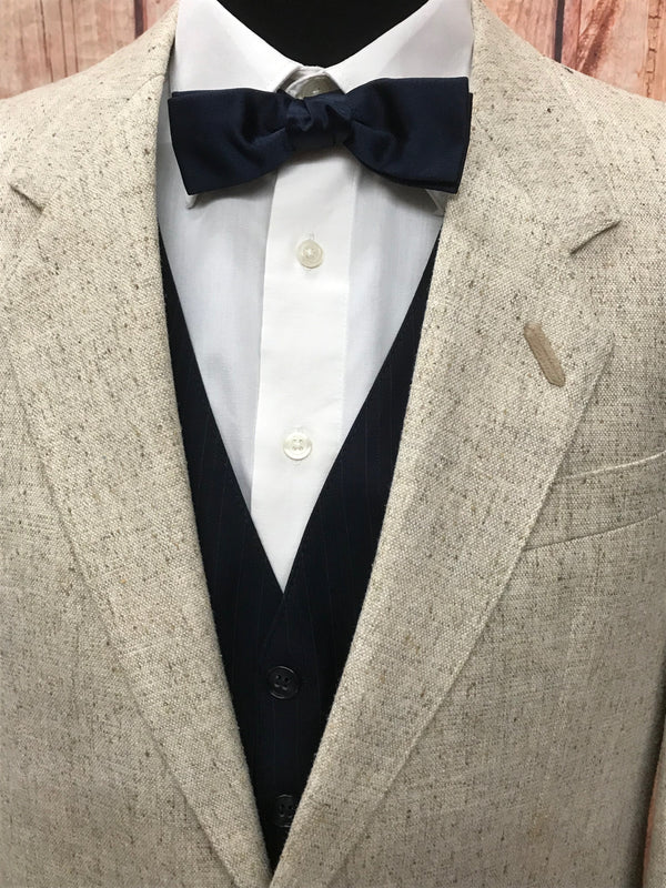 Vintage Anzug Beige/Dunkelblau mit Hemd & Fliege – Größe 50