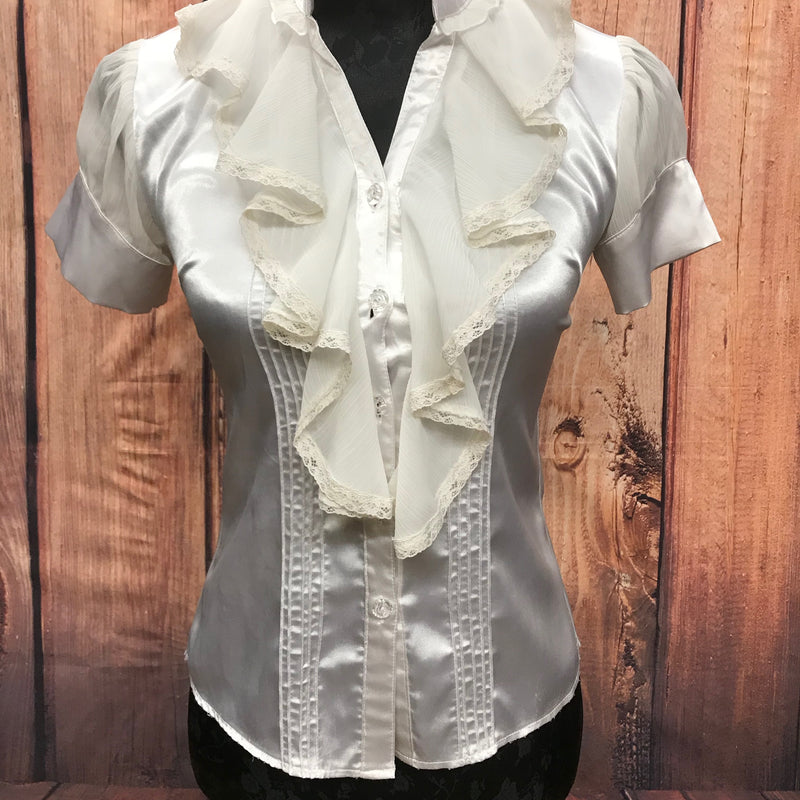 Frontansicht weiße satinierte Vintage-Bluse mit Rüschen-Jabot und Pin-Tucks, Größe 34, 1980er – Glad Rags