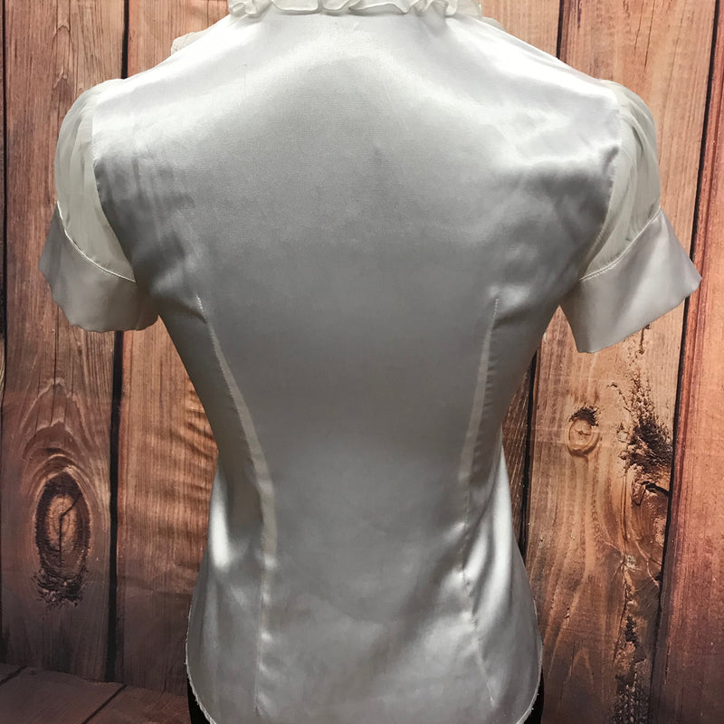 Rückansicht einer weißen Vintage-Rüschenbluse aus Satin mit Stehkragen, Größe 34, auf Schneiderpuppe – Glad Rags Kostümverkauf