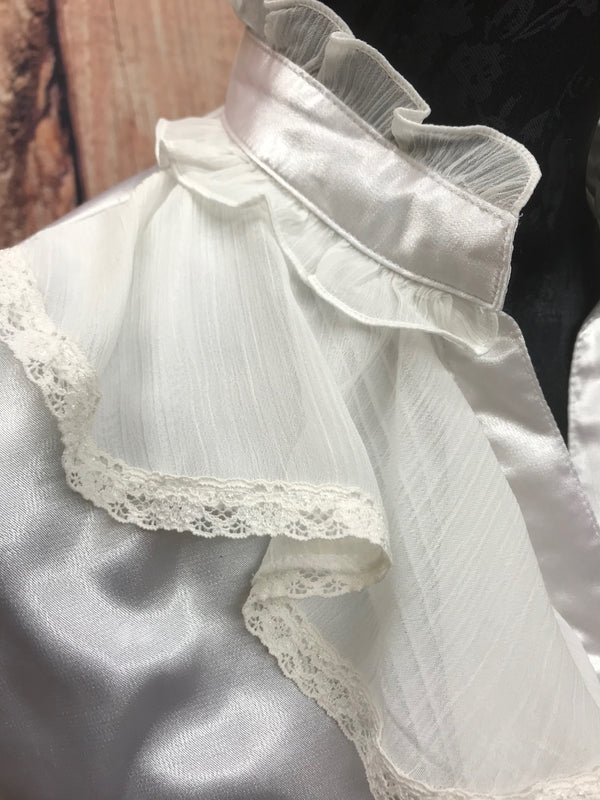Detailaufnahme Schulter und Rüschenkragen mit Chiffon-Volants und Spitzenkante, weiße Vintage-Bluse Gr. 34 – Glad Rags