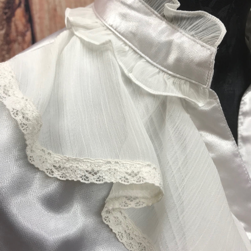 Detailaufnahme Schulter und Rüschenkragen mit Chiffon-Volants und Spitzenkante, weiße Vintage-Bluse Gr. 34 – Glad Rags