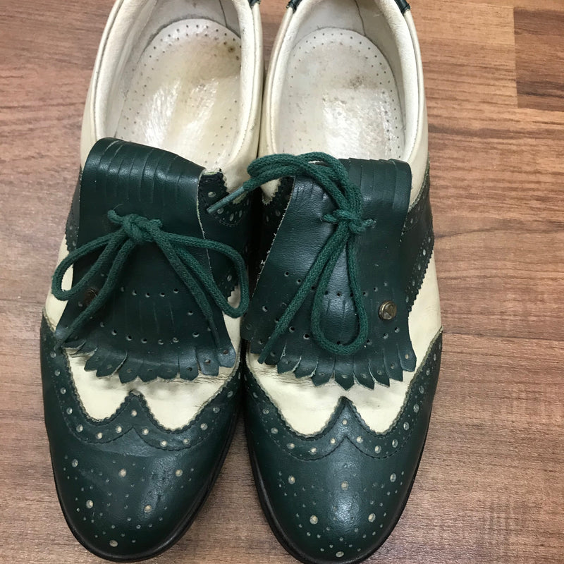 Paar grün-weiße Vintage Boogie Woogie Schuhe von oben fotografiert.