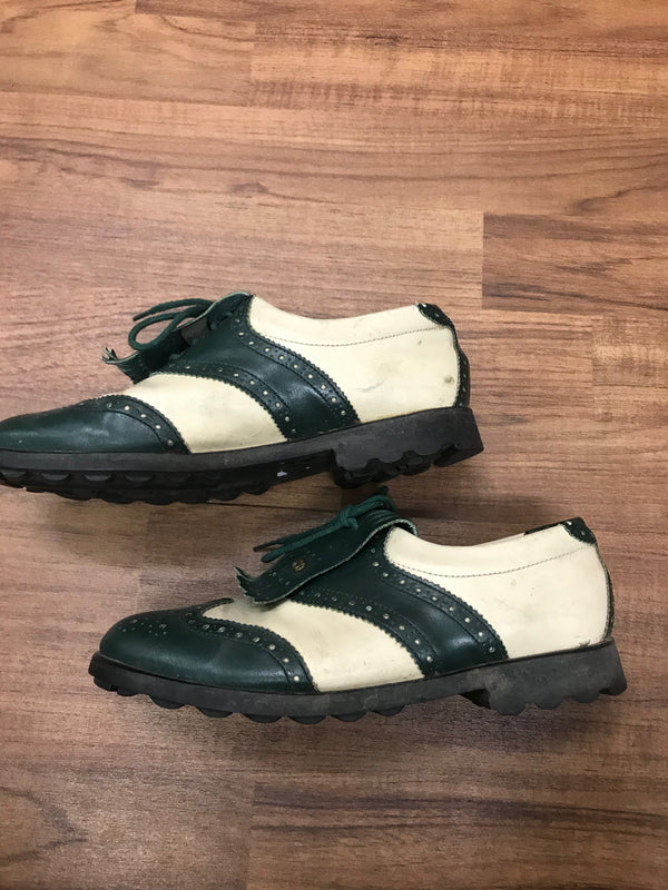 Seitliche Ansicht der zweifarbigen Retro-Tanzschuhe.