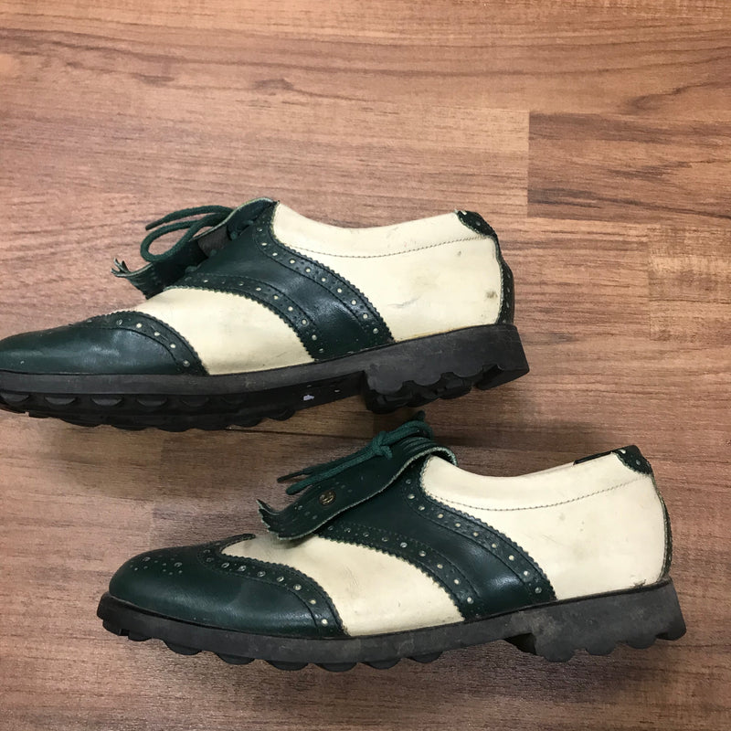 Seitliche Ansicht der zweifarbigen Retro-Tanzschuhe.