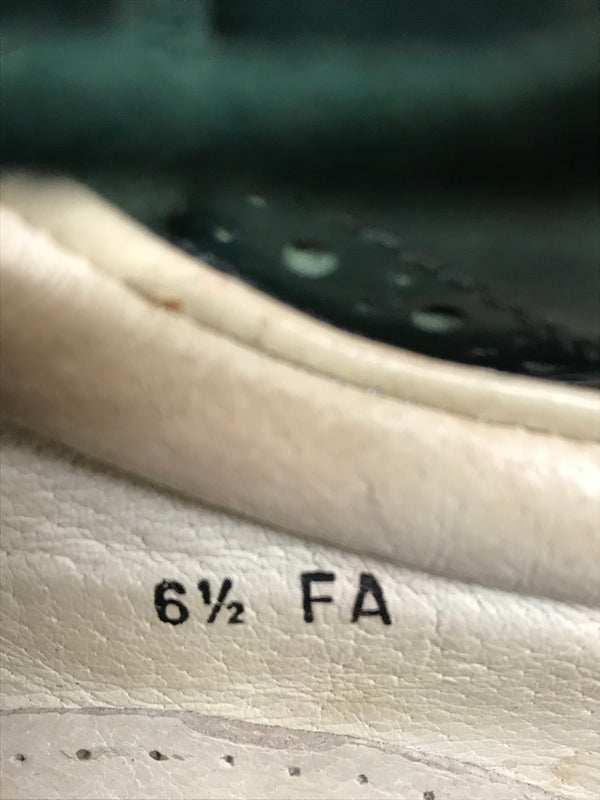 Größenangabe „6½ FA“ im Schuhinneren auf Lederprägung.