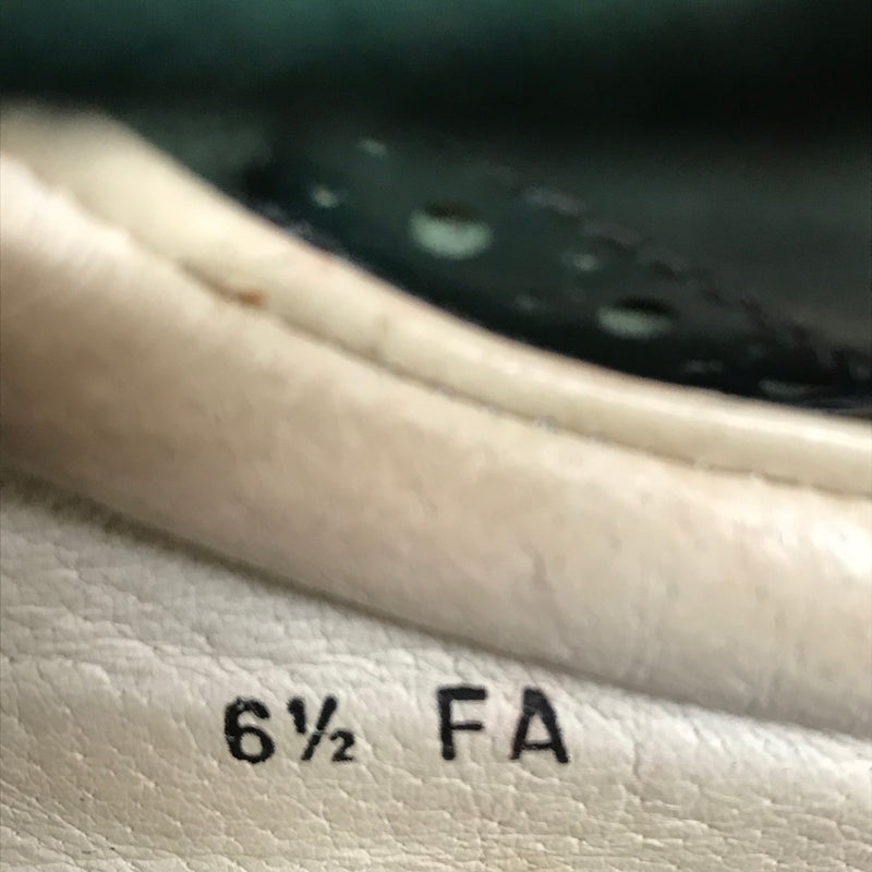 Größenangabe „6½ FA“ im Schuhinneren auf Lederprägung.