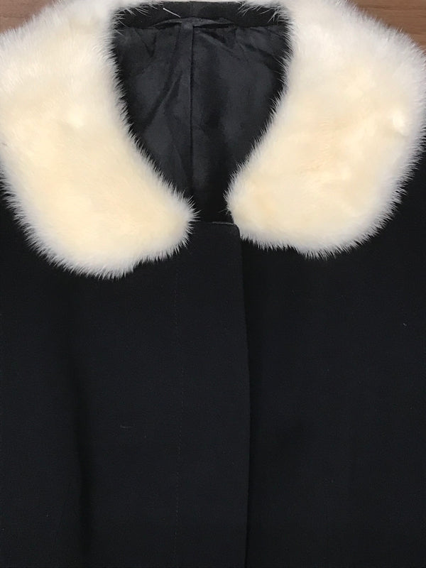 Weißer Fellkragen an schwarzer Damenjacke, 1950er-Jahre Vintage