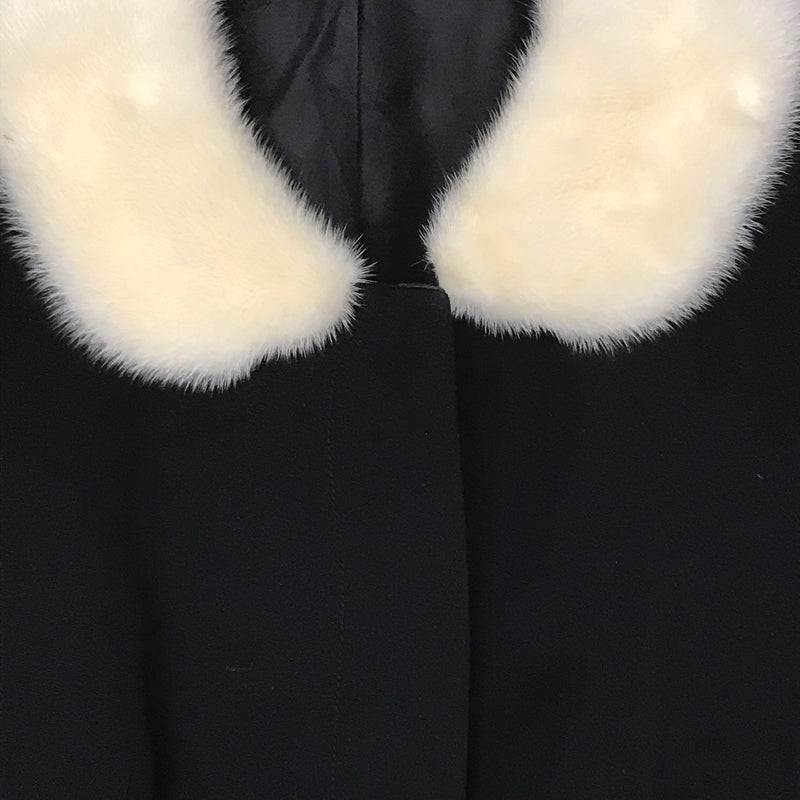 Weißer Fellkragen an schwarzer Damenjacke, 1950er-Jahre Vintage