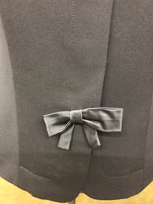 Detailansicht Schleife an schwarzer Wolljacke im 50er-Stil