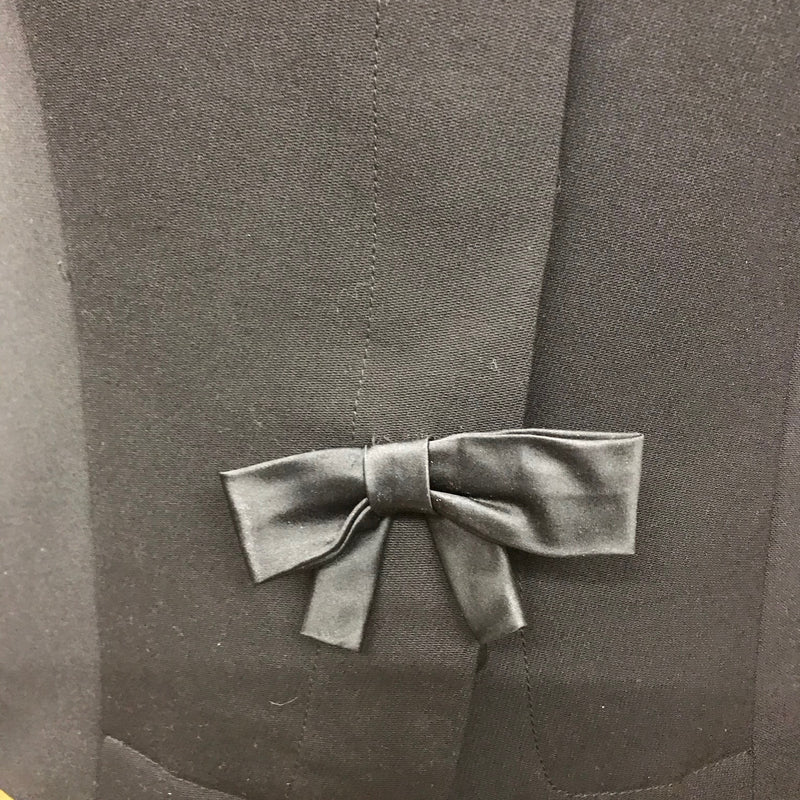 Detailansicht Schleife an schwarzer Wolljacke im 50er-Stil