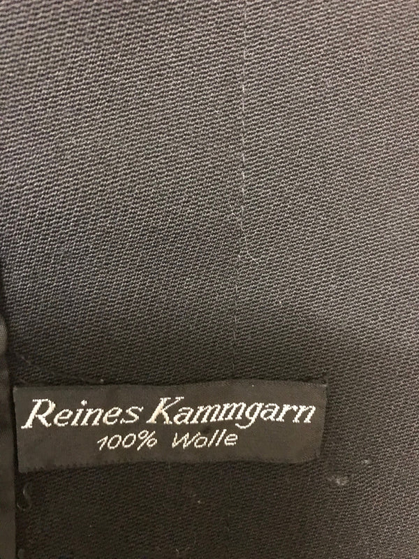 Etikett „Reines Kammgarn 100 % Wolle“ an schwarzer Vintage Damenjacke