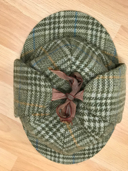 Deerstalker aus grünem Tweed, Größe 57, Draufsicht mit oben gebundener Schleife.