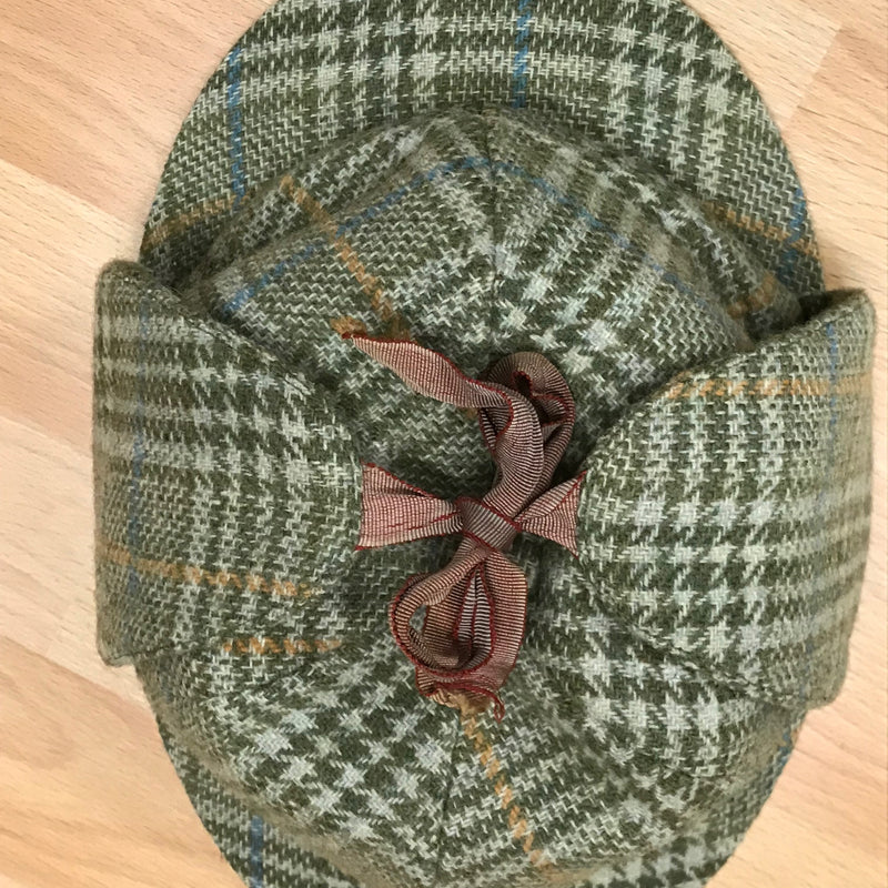 Deerstalker aus grünem Tweed, Größe 57, Draufsicht mit oben gebundener Schleife.