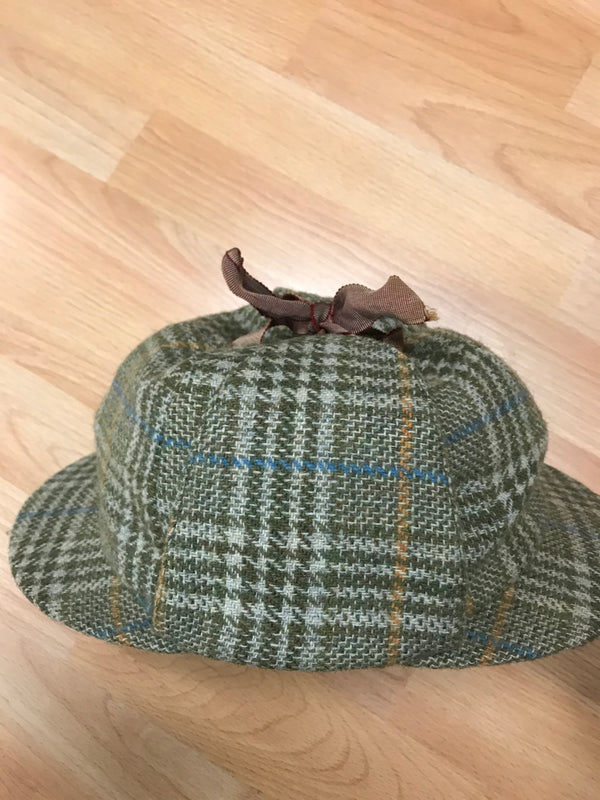 Seitenansicht des grünen Tweed-Deerstalkers, Karo in Grün, Blau und Ocker.