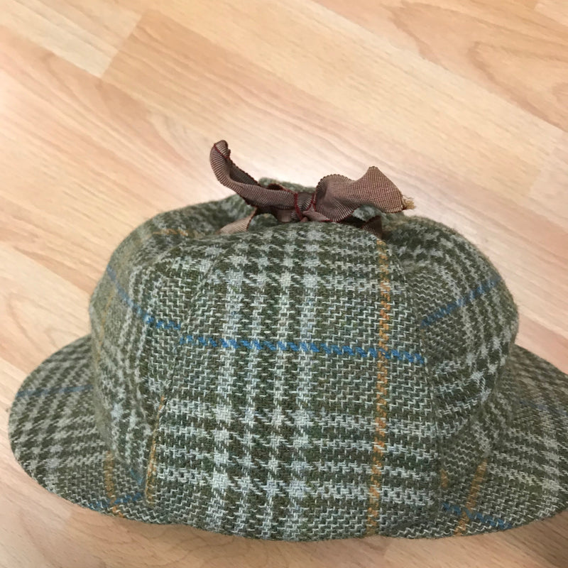 Seitenansicht des grünen Tweed-Deerstalkers, Karo in Grün, Blau und Ocker.