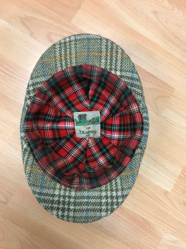 Innenansicht mit rotem Tartan-Futter und umlaufender Krempe.