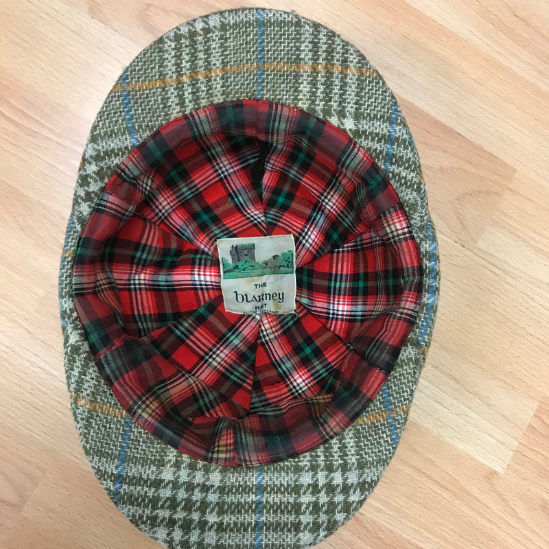 Innenansicht mit rotem Tartan-Futter und umlaufender Krempe.