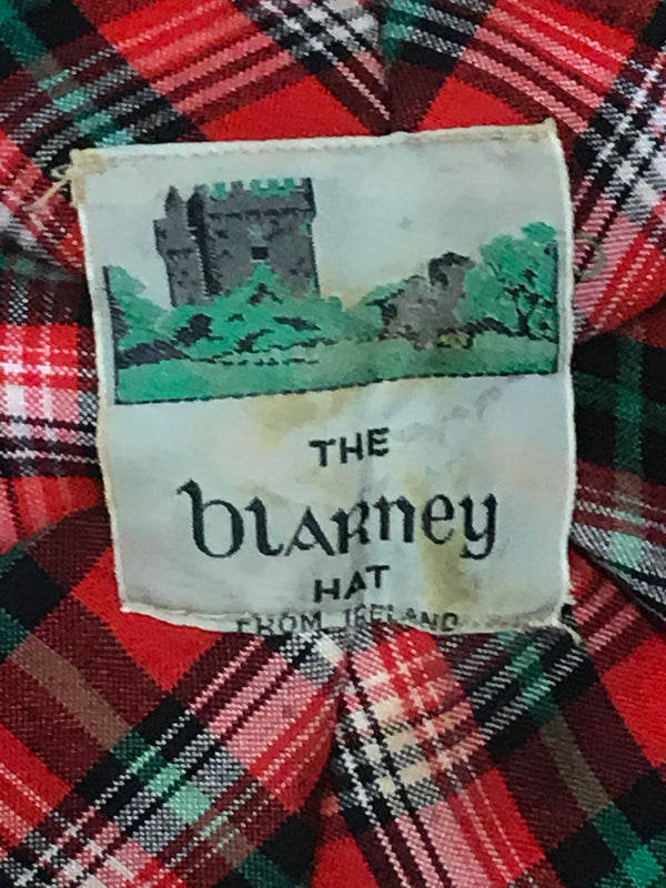 Etikett „The Blarney Hat – From Ireland“ auf Tartan-Futter, Nahaufnahme.