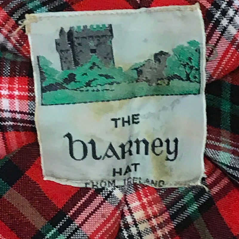Etikett „The Blarney Hat – From Ireland“ auf Tartan-Futter, Nahaufnahme.