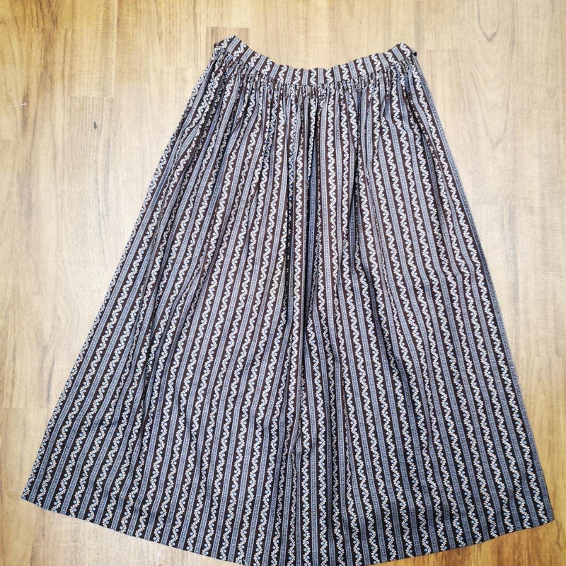 „Vintage Dirndl-Schürze braun mit blau-weißen Blümchen, Länge 77 cm, seitliche Schleife“