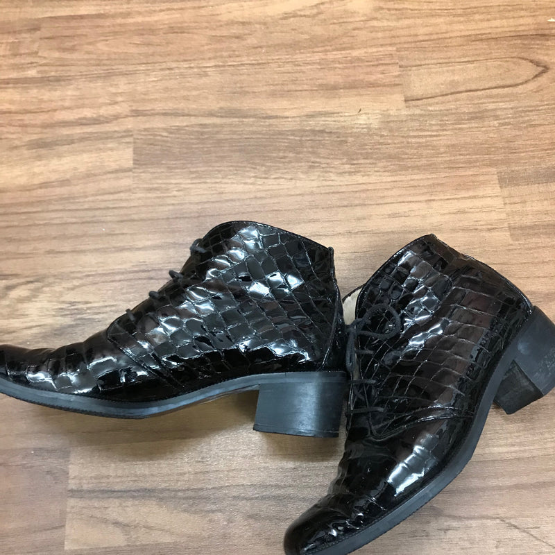 Schwarze Lackleder-Schnürstiefeletten von Gabor International, seitliche Ansicht