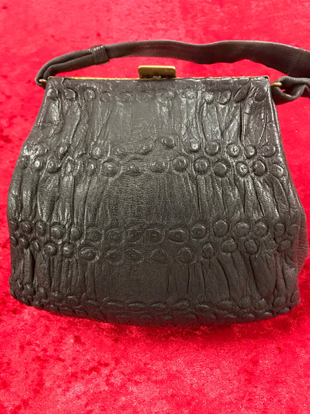 Schwarze Vintage Handtasche aus geprägtem Echtleder, Vorderansicht.