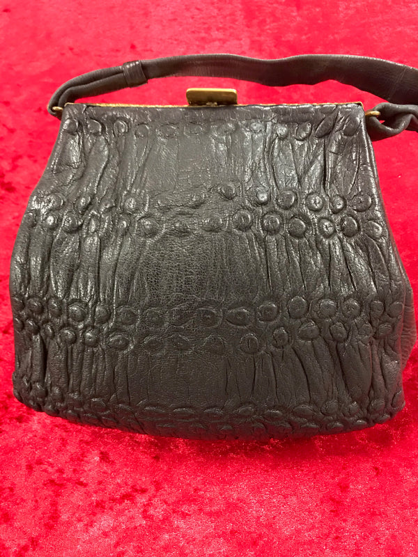 Schwarze Vintage Handtasche aus geprägtem Echtleder, Vorderansicht.