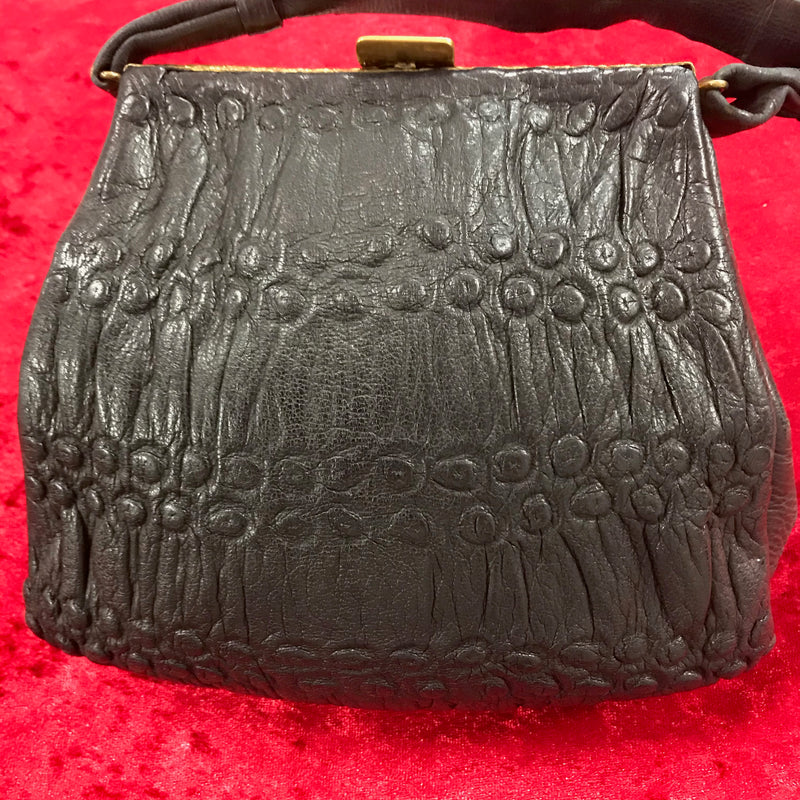 Schwarze Vintage Handtasche aus geprägtem Echtleder, Vorderansicht.