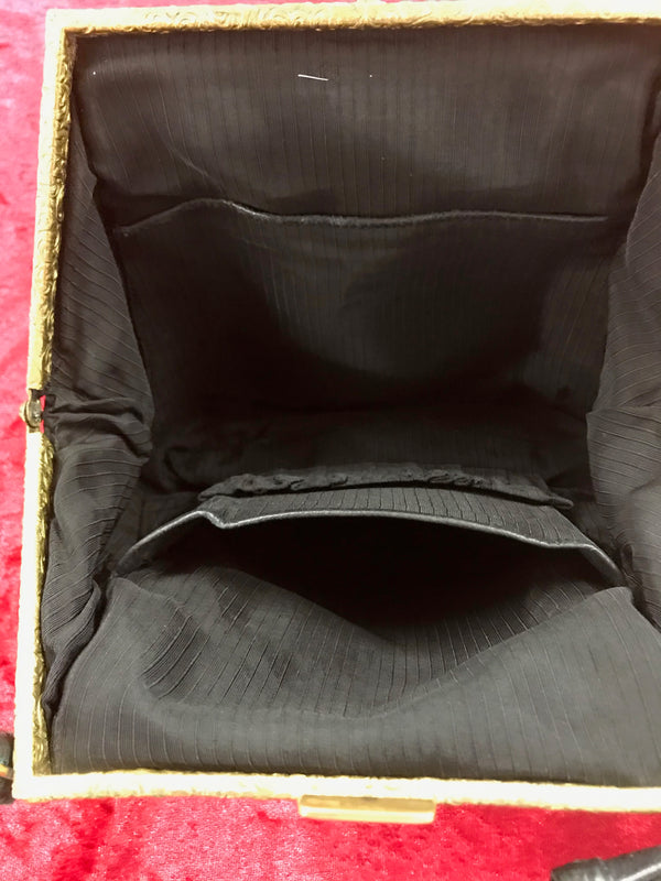 Innenansicht der Vintage Handtasche mit schwarzem Stofffutter und Innenfach.
