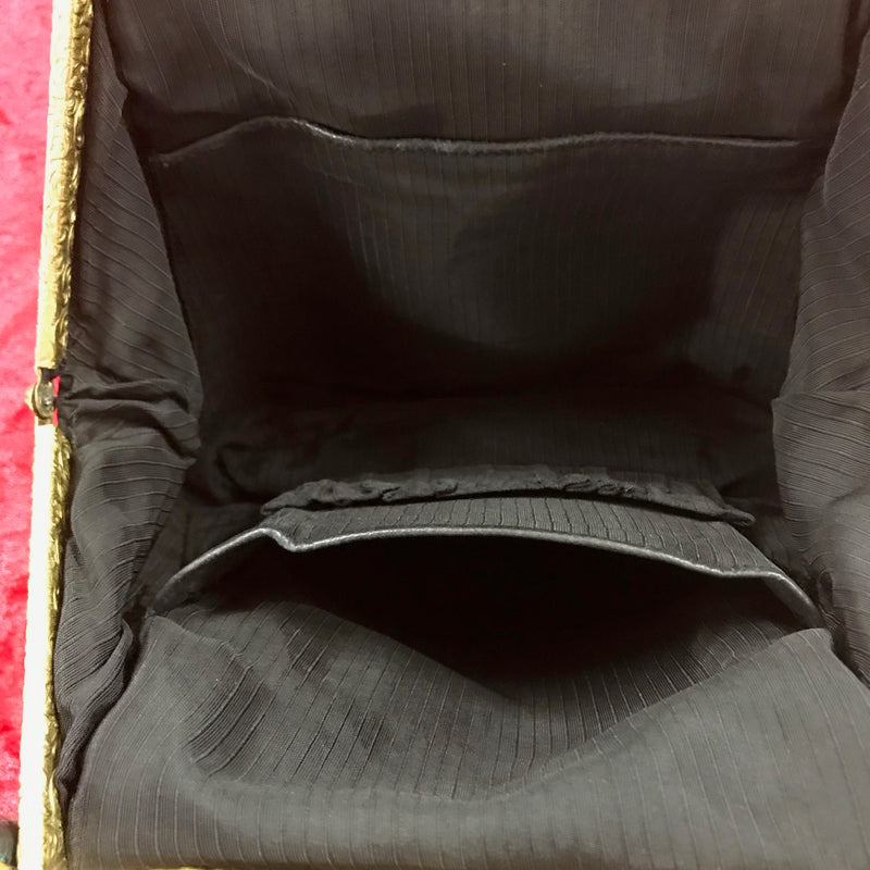 Innenansicht der Vintage Handtasche mit schwarzem Stofffutter und Innenfach.