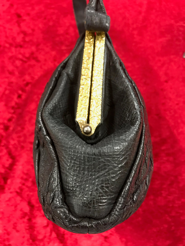 Seitenansicht der schwarzen Vintage Handtasche mit geprägtem Leder.