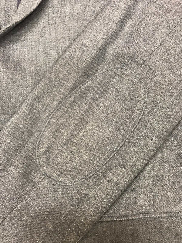 Detailaufnahme der Ellbogenpatches am Sakkoärmel.