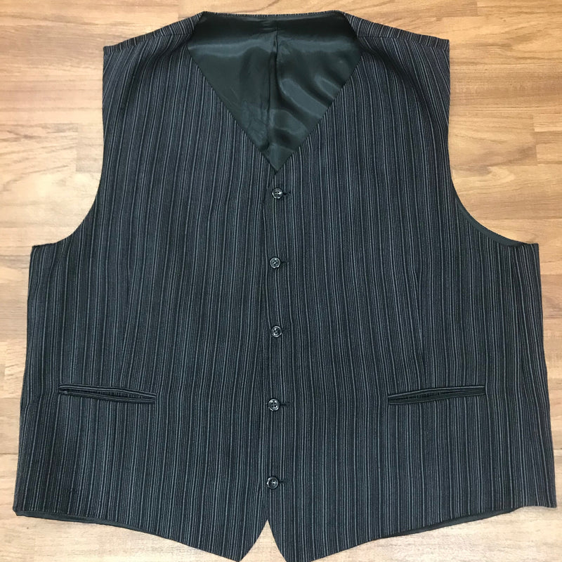 Große Vintage-Herrenweste in Größe 62, schwarz-grau gestreift, mit Rückenschnalle im 20er-Jahre Stil, ideal für Oldtimer-Fans & Retro-Outfits