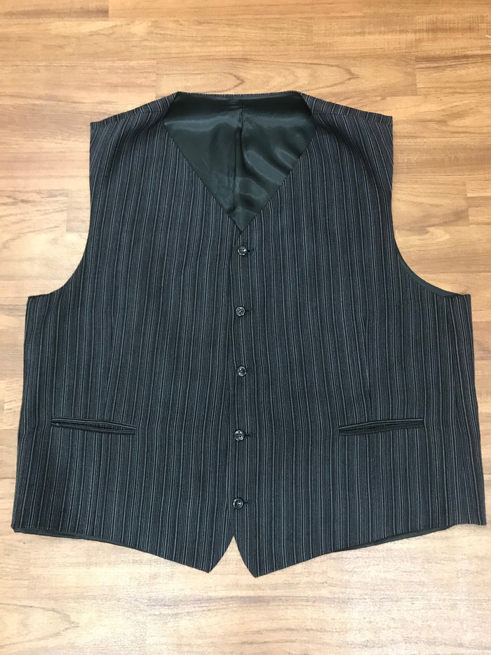 Große Vintage-Herrenweste in Größe 62, schwarz-grau gestreift, mit Rückenschnalle im 20er-Jahre Stil, ideal für Oldtimer-Fans & Retro-Outfits